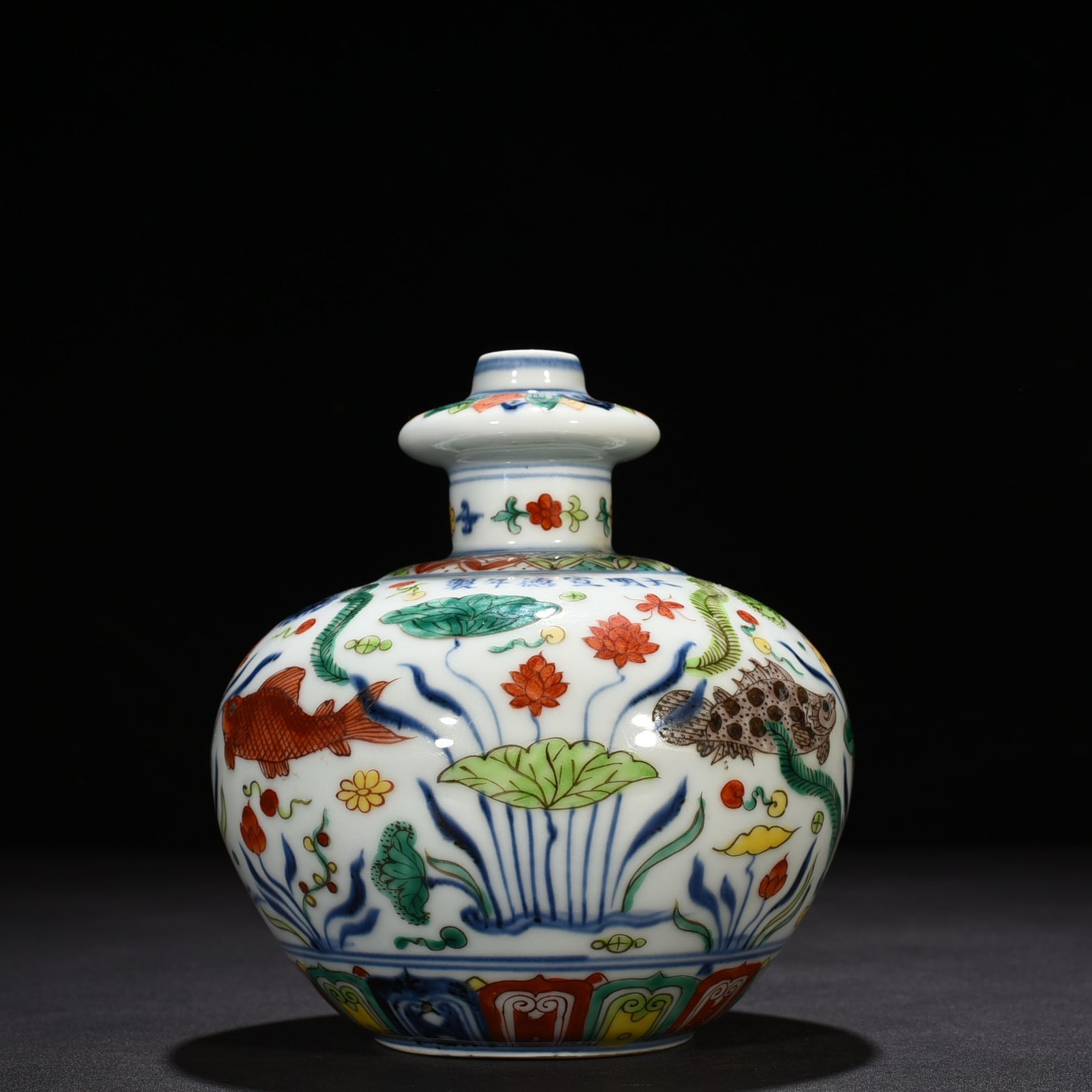 Ming Dynasty Xuande blue and white multicolored fish and algae pattern military holdin