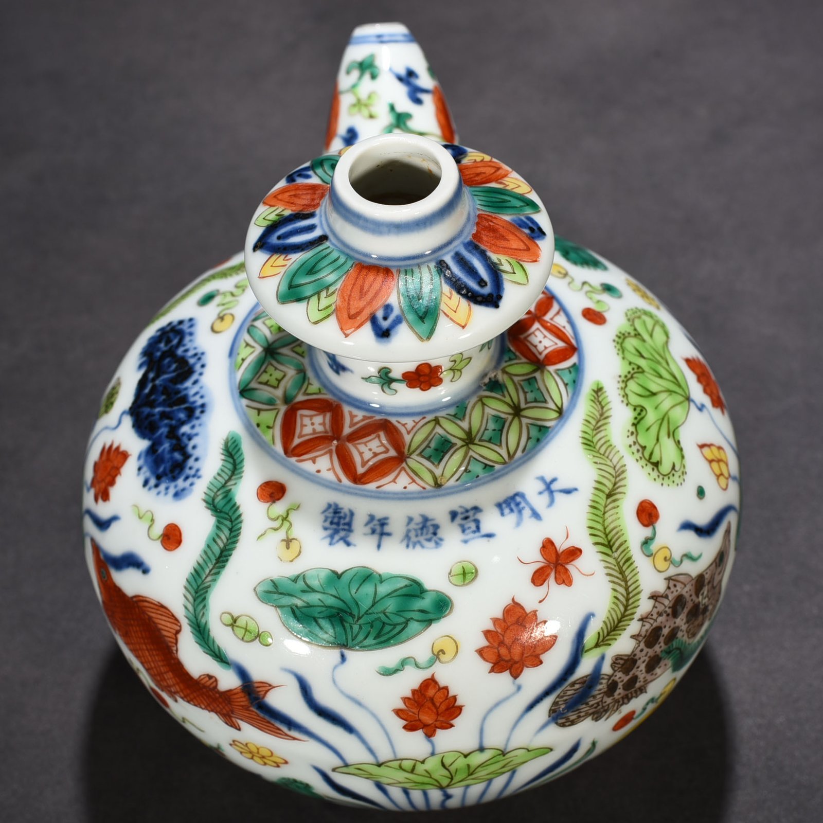 Ming Dynasty Xuande blue and white multicolored fish and algae pattern military holdin