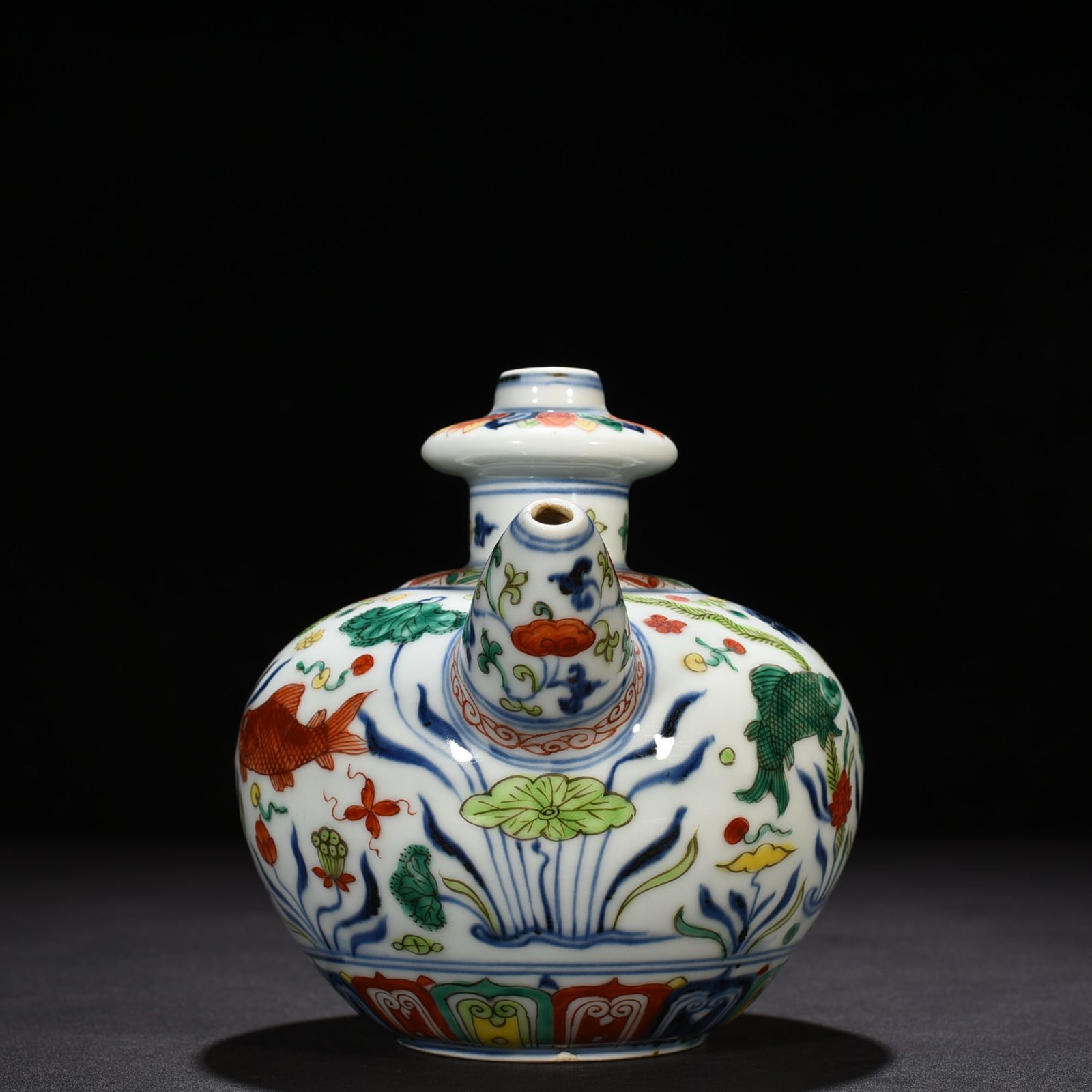 Ming Dynasty Xuande blue and white multicolored fish and algae pattern military holdin