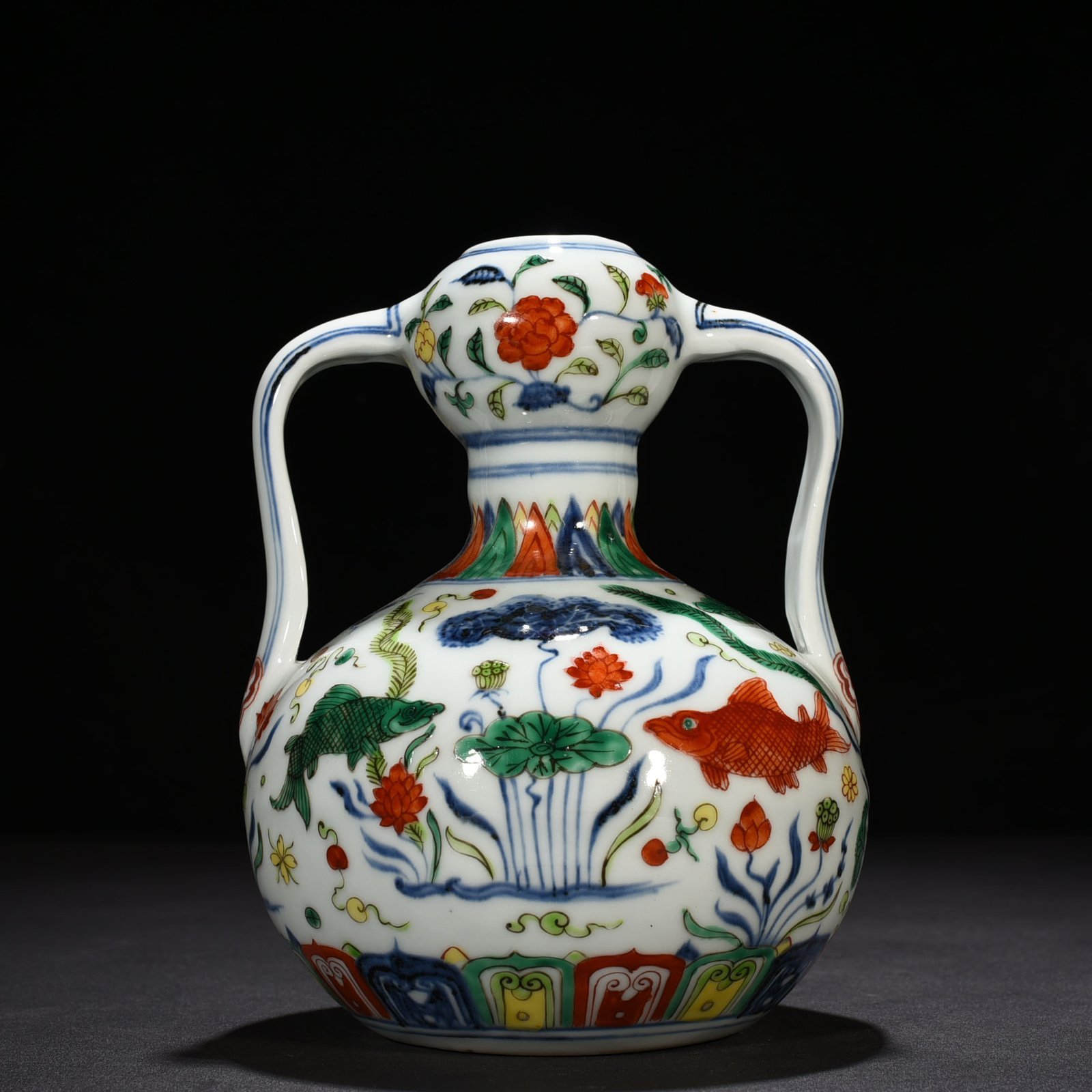Ming Dynasty Xuande blue and white multicolored fish and algae pattern Ruyi ear garlic bottle