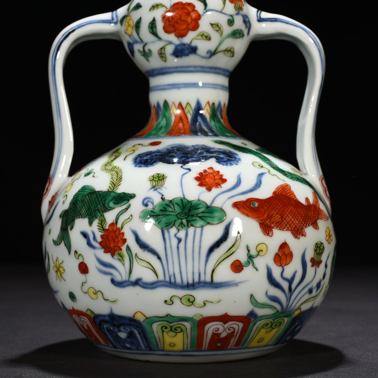 Ming Dynasty Xuande blue and white multicolored fish and algae pattern Ruyi ear garlic bottle