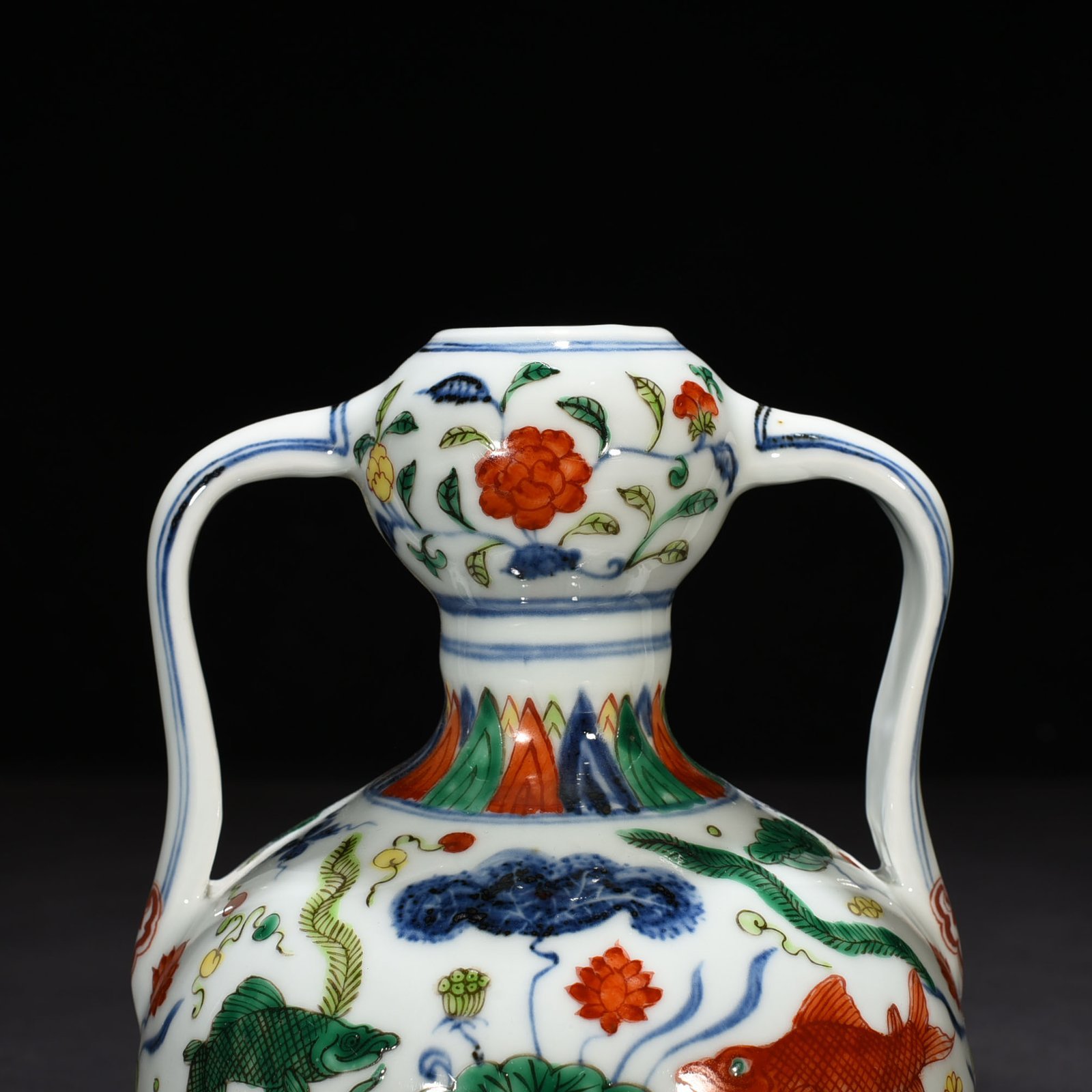 Ming Dynasty Xuande blue and white multicolored fish and algae pattern Ruyi ear garlic bottle