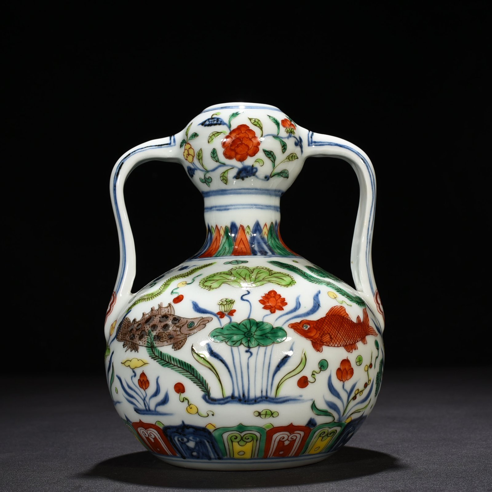 Ming Dynasty Xuande blue and white multicolored fish and algae pattern Ruyi ear garlic bottle
