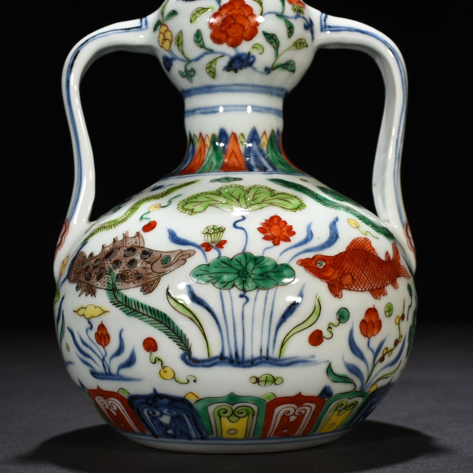 Ming Dynasty Xuande blue and white multicolored fish and algae pattern Ruyi ear garlic bottle