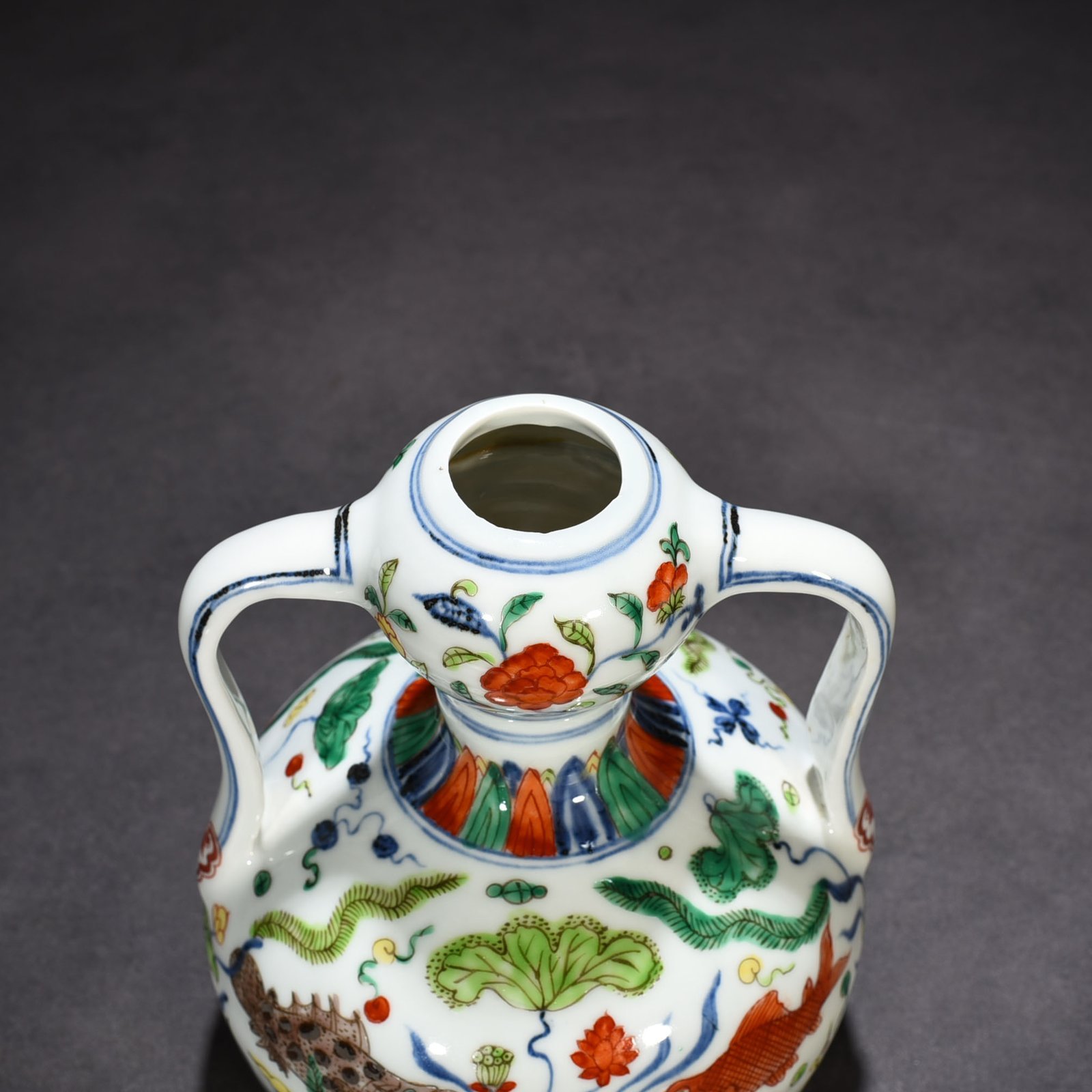 Ming Dynasty Xuande blue and white multicolored fish and algae pattern Ruyi ear garlic bottle