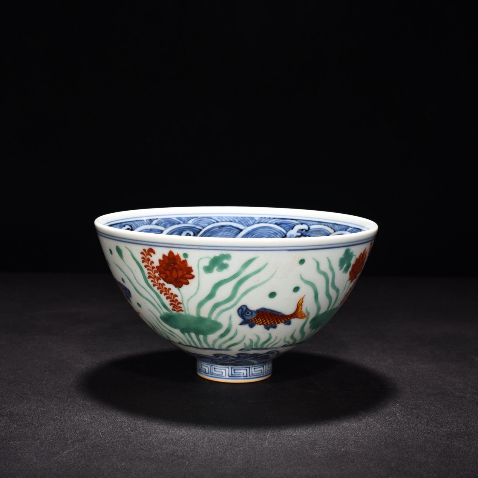 Ming Dynasty Xuande blue and white multicolored fish and algae pattern chicken heart bowl
