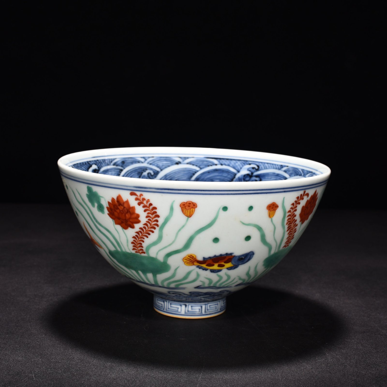 Ming Dynasty Xuande blue and white multicolored fish and algae pattern chicken heart bowl