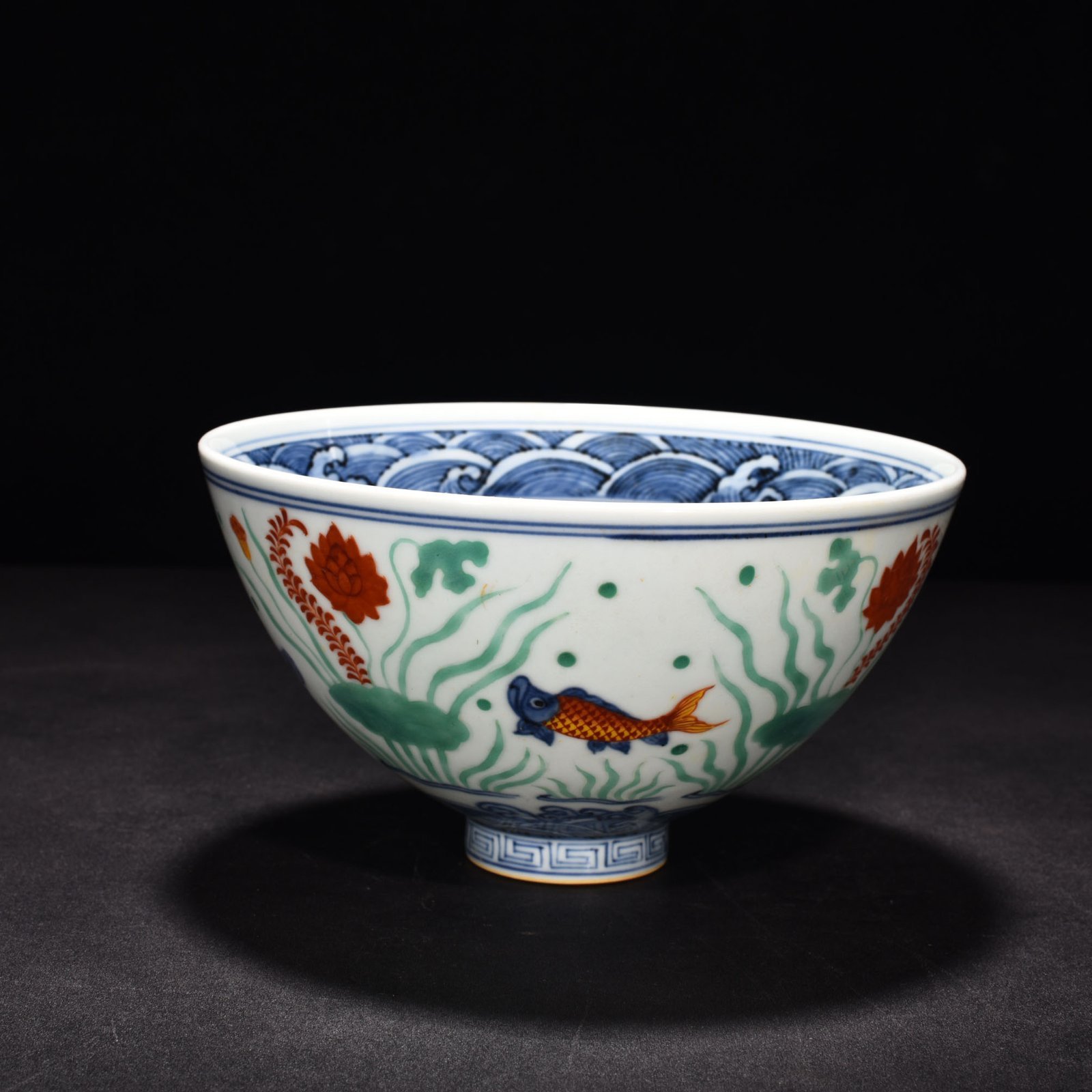 Ming Dynasty Xuande blue and white multicolored fish and algae pattern chicken heart bowl