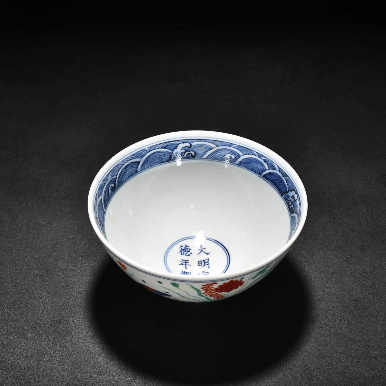 Ming Dynasty Xuande blue and white multicolored fish and algae pattern chicken heart bowl