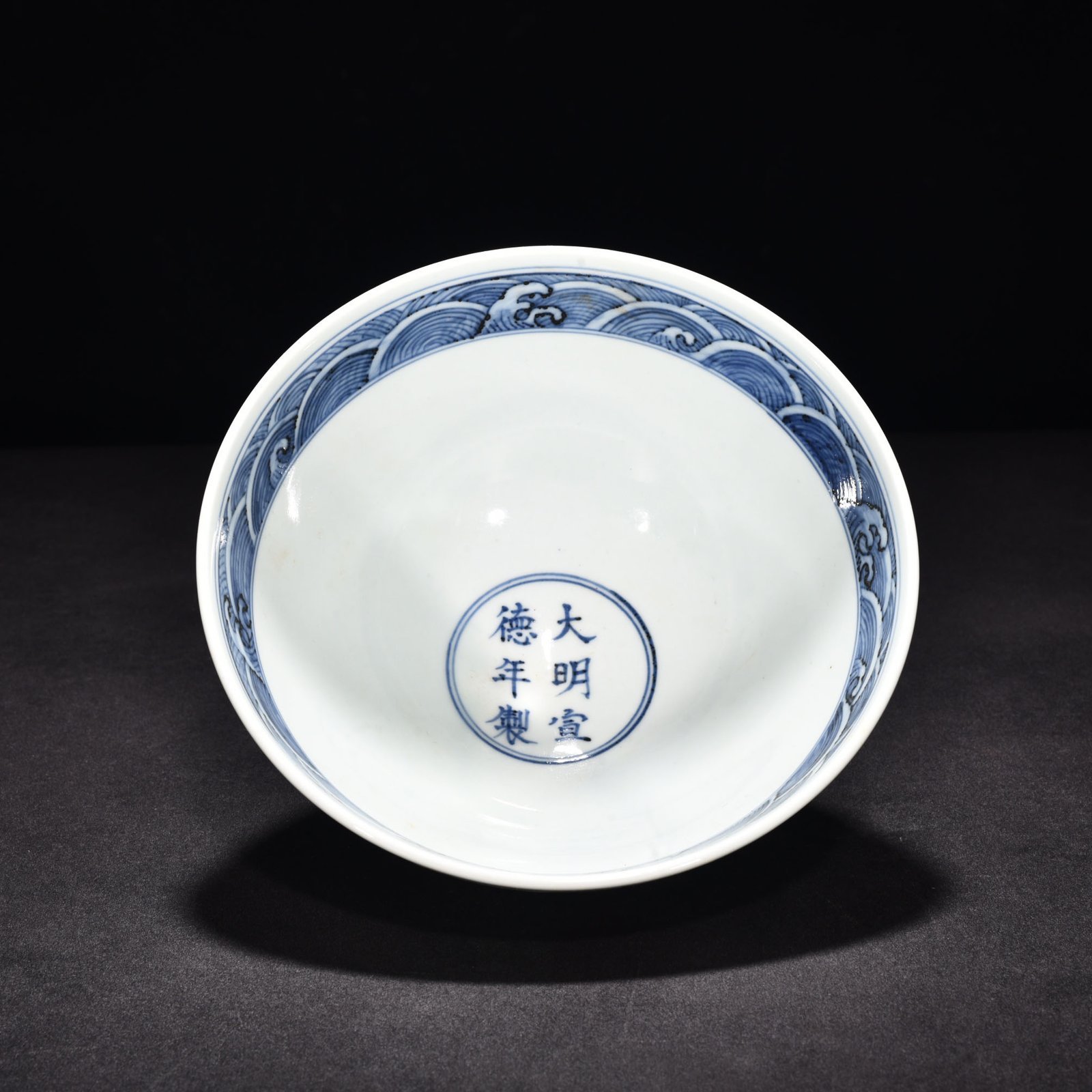 Ming Dynasty Xuande blue and white multicolored fish and algae pattern chicken heart bowl