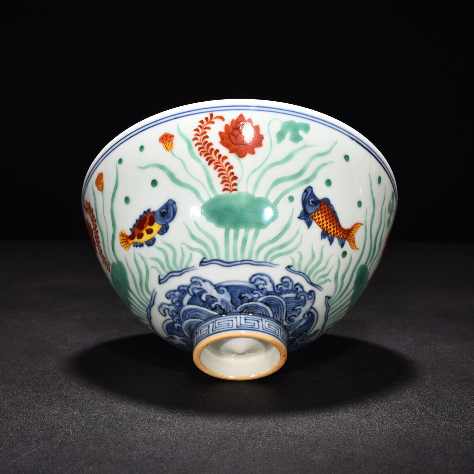 Ming Dynasty Xuande blue and white multicolored fish and algae pattern chicken heart bowl