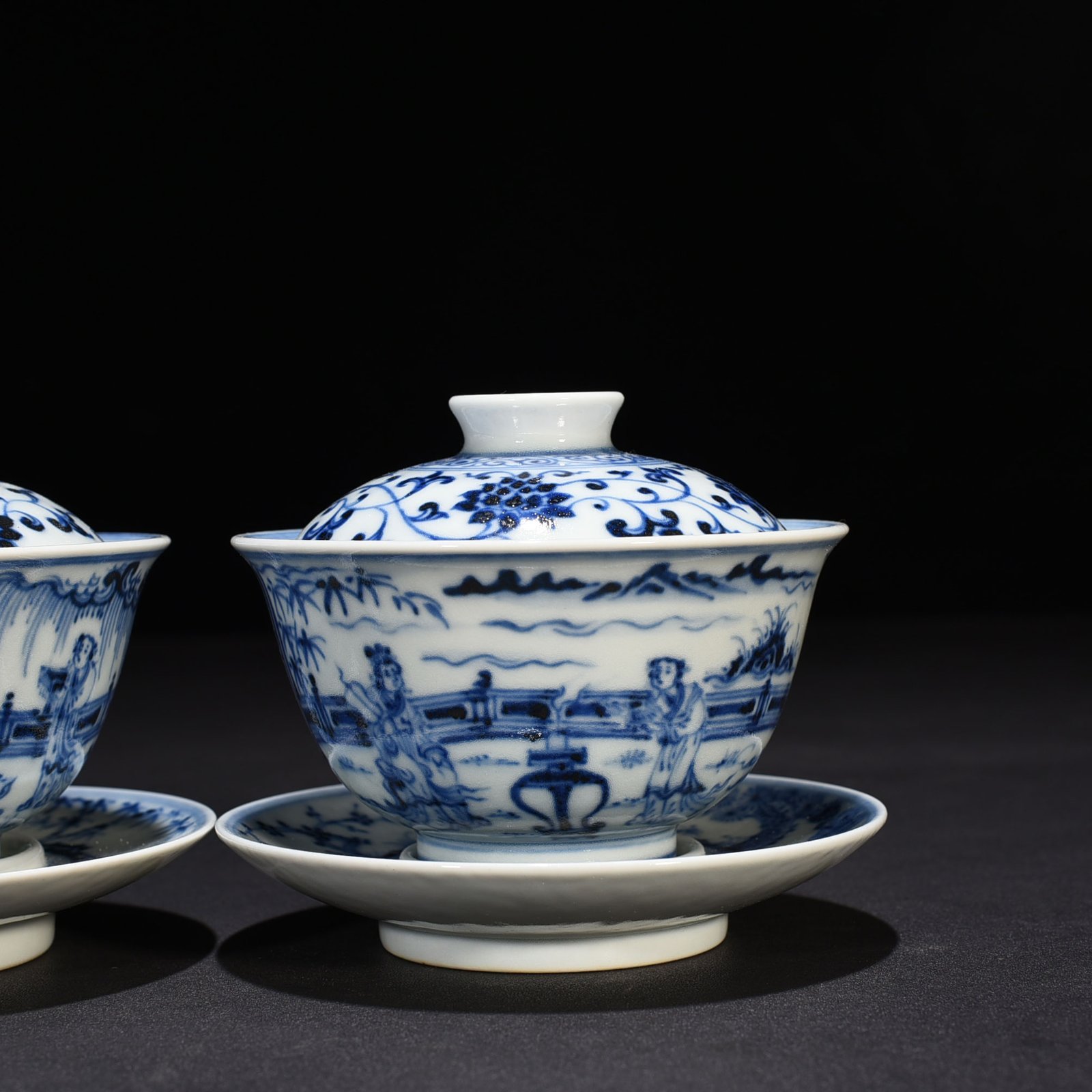 Ming Dynasty Xuande blue and white tureen with figures of ladies