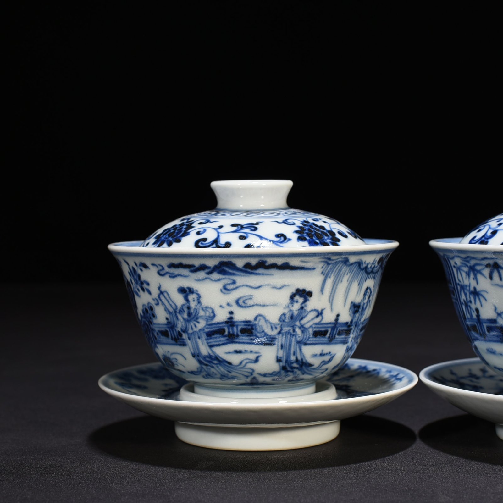 Ming Dynasty Xuande blue and white tureen with figures of ladies