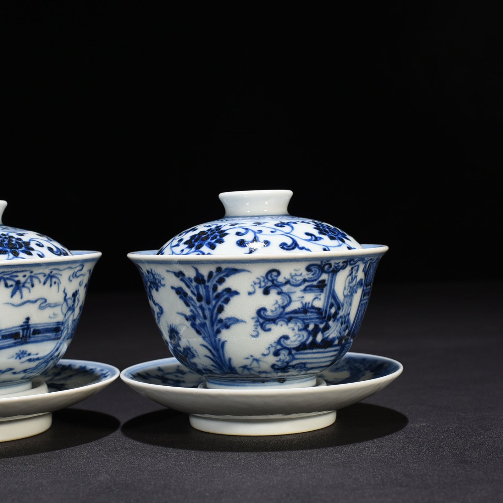 Ming Dynasty Xuande blue and white tureen with figures of ladies