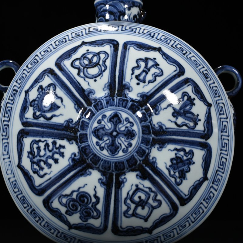 Ming Dynasty Xuande blue and white Buddhist eight-treasure pattern double-series flat vase