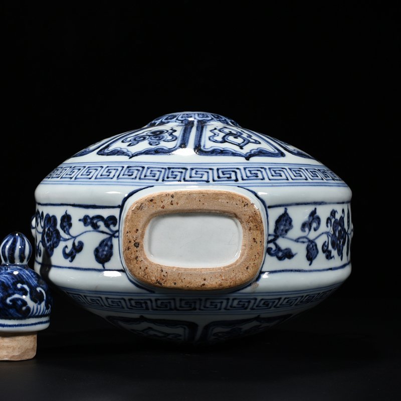 Ming Dynasty Xuande blue and white Buddhist eight-treasure pattern double-series flat vase