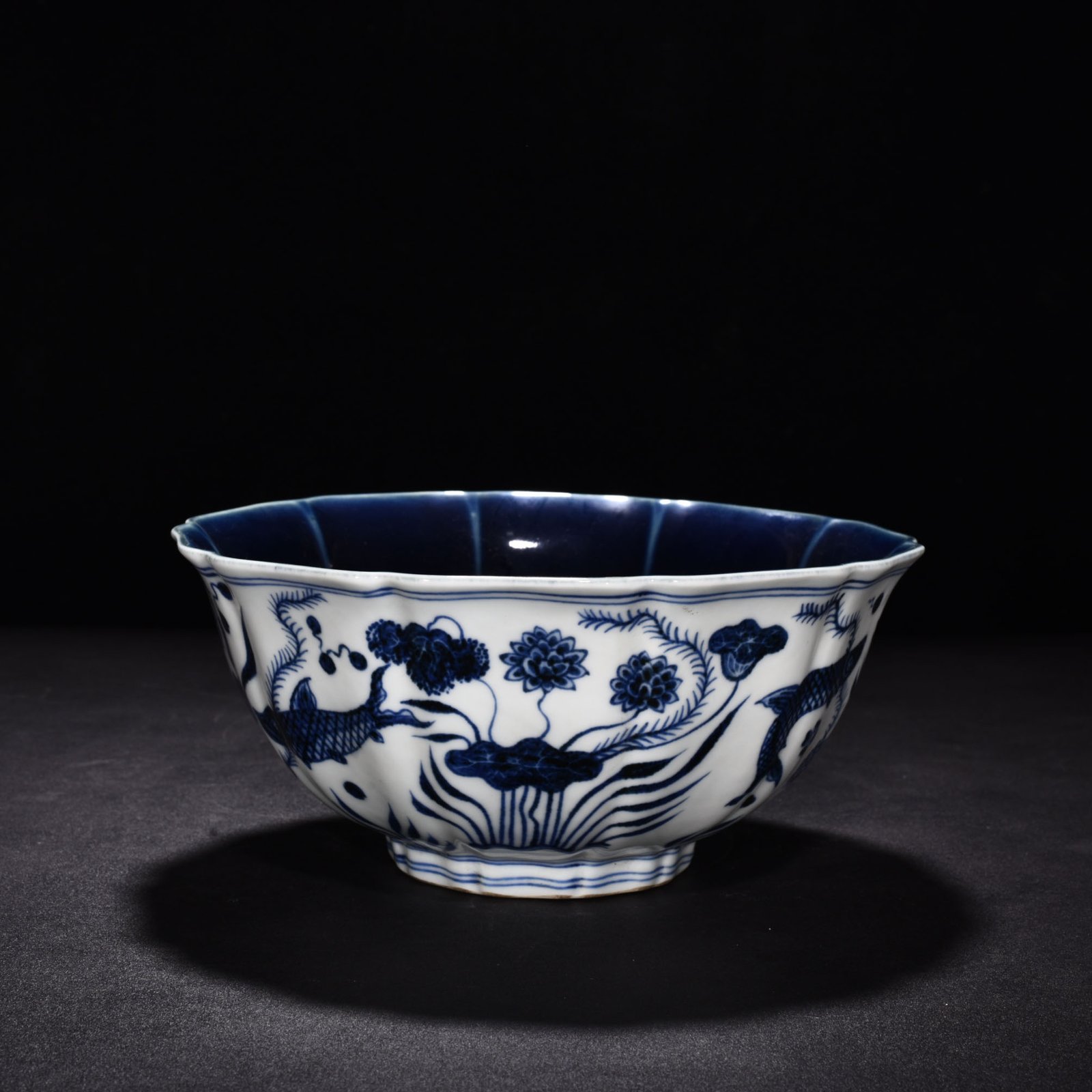 Ming Dynasty Xuande blue and white inner sacrificial blue glaze fish and algae ten-edge bowl