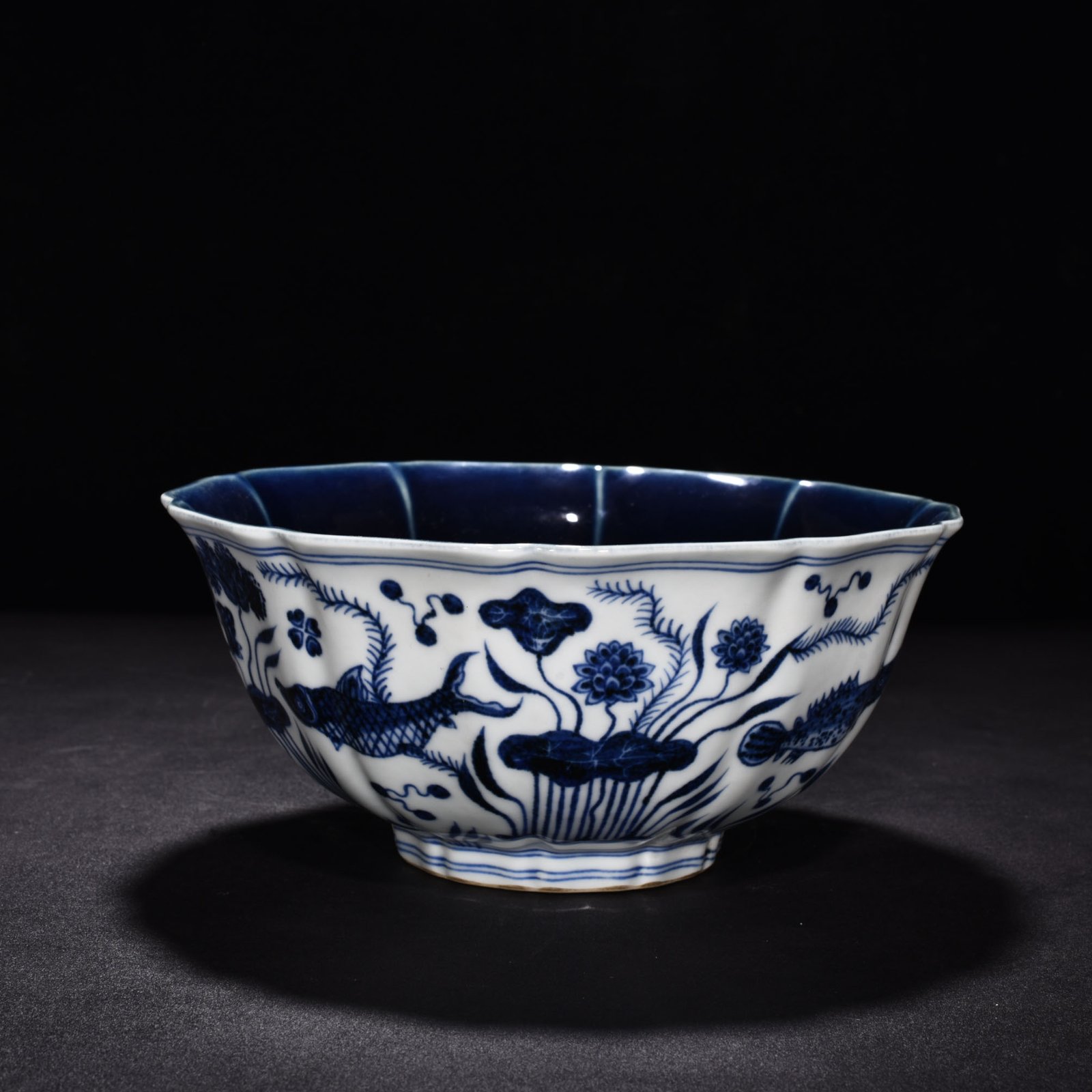 Ming Dynasty Xuande blue and white inner sacrificial blue glaze fish and algae ten-edge bowl