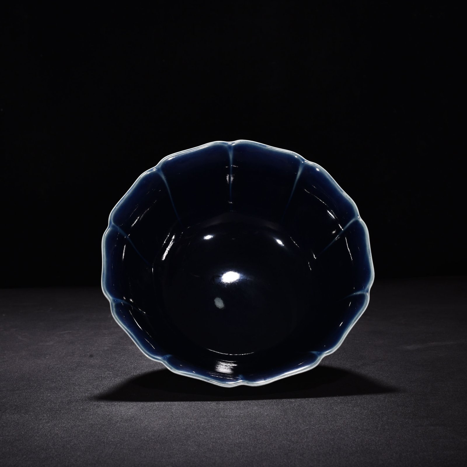 Ming Dynasty Xuande blue and white inner sacrificial blue glaze fish and algae ten-edge bowl