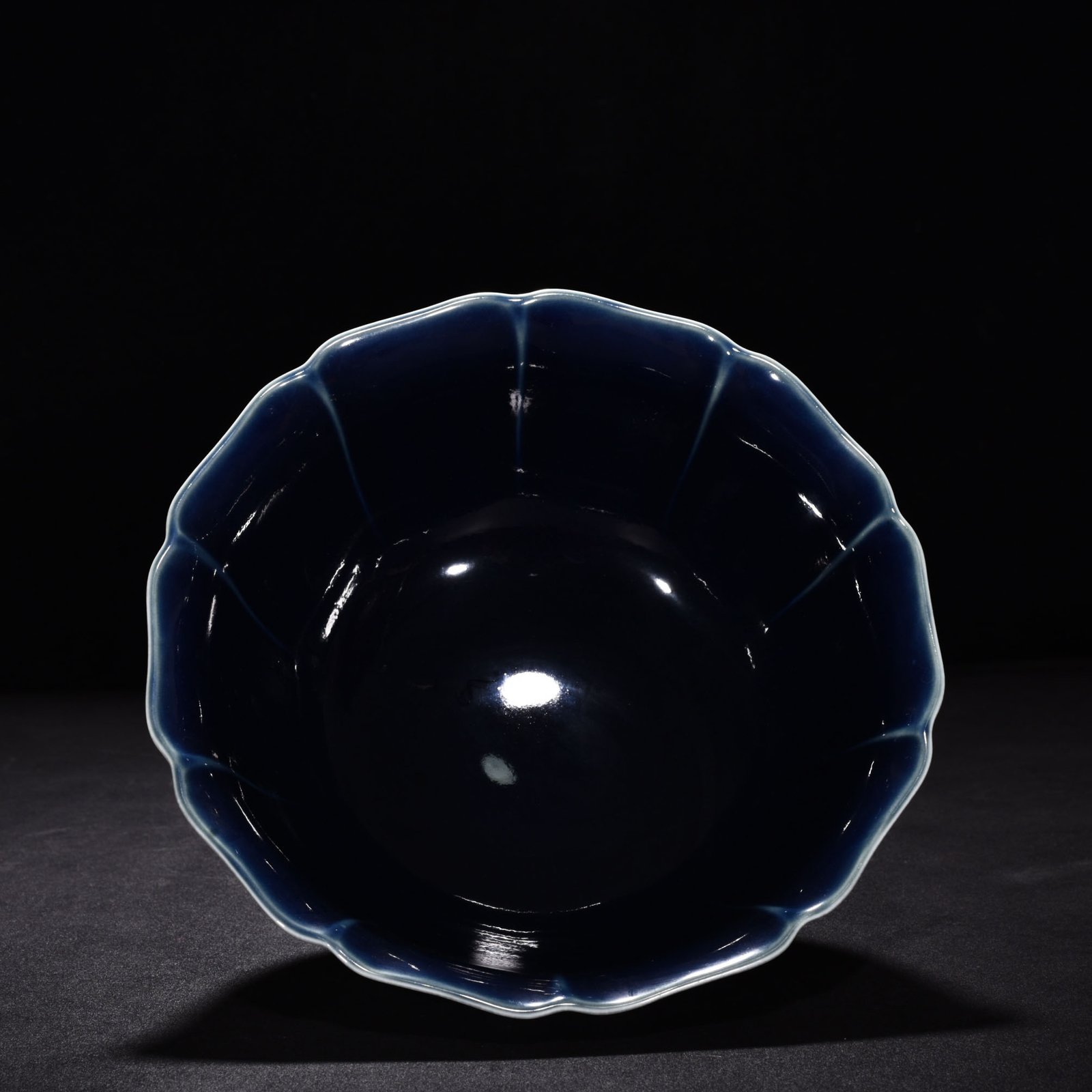 Ming Dynasty Xuande blue and white inner sacrificial blue glaze fish and algae ten-edge bowl