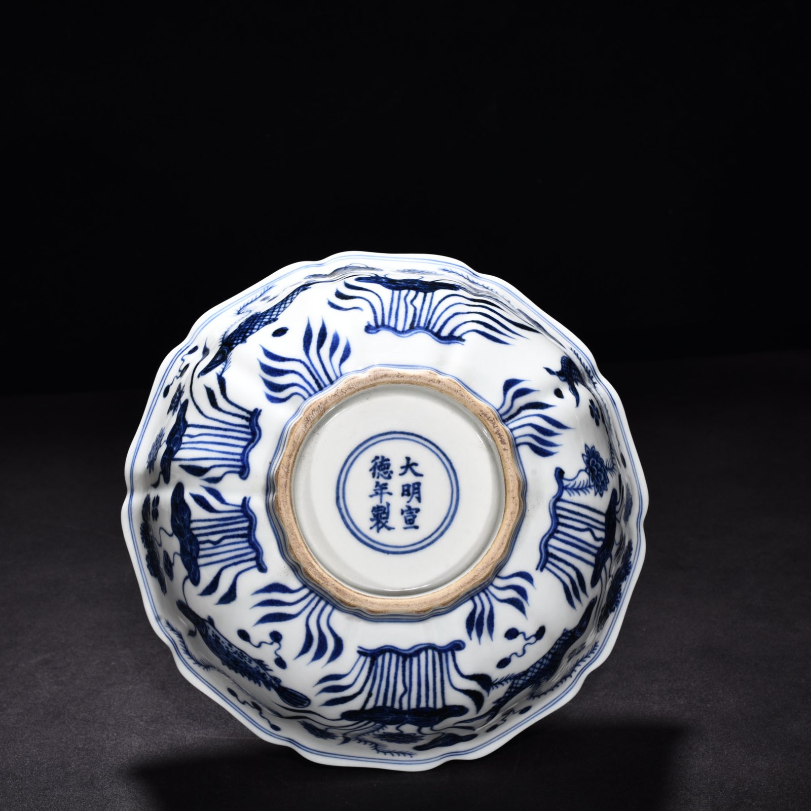 Ming Dynasty Xuande blue and white inner sacrificial blue glaze fish and algae ten-edge bowl