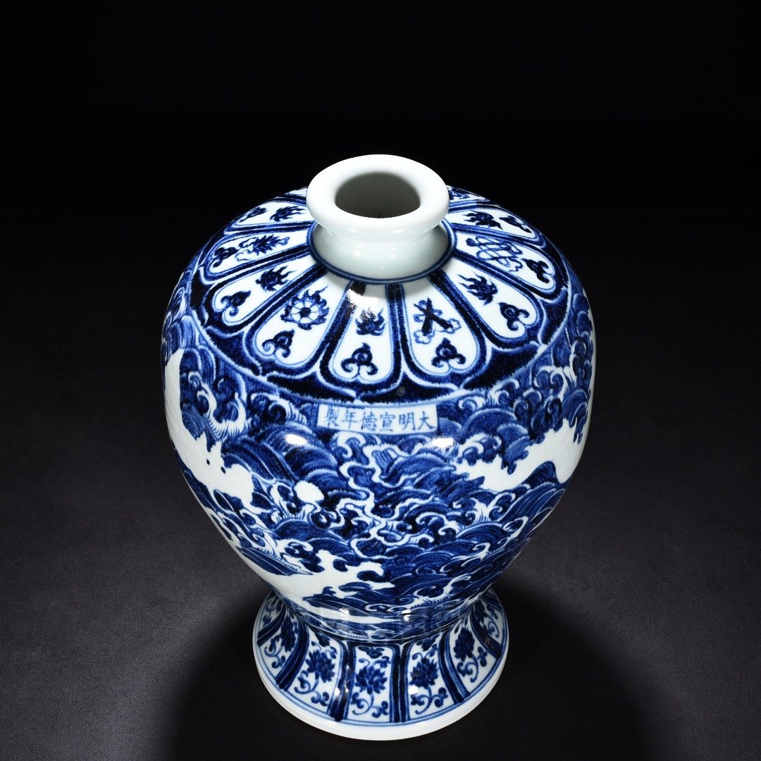 Ming Dynasty Xuande blue and white plum vase with sea water dragon