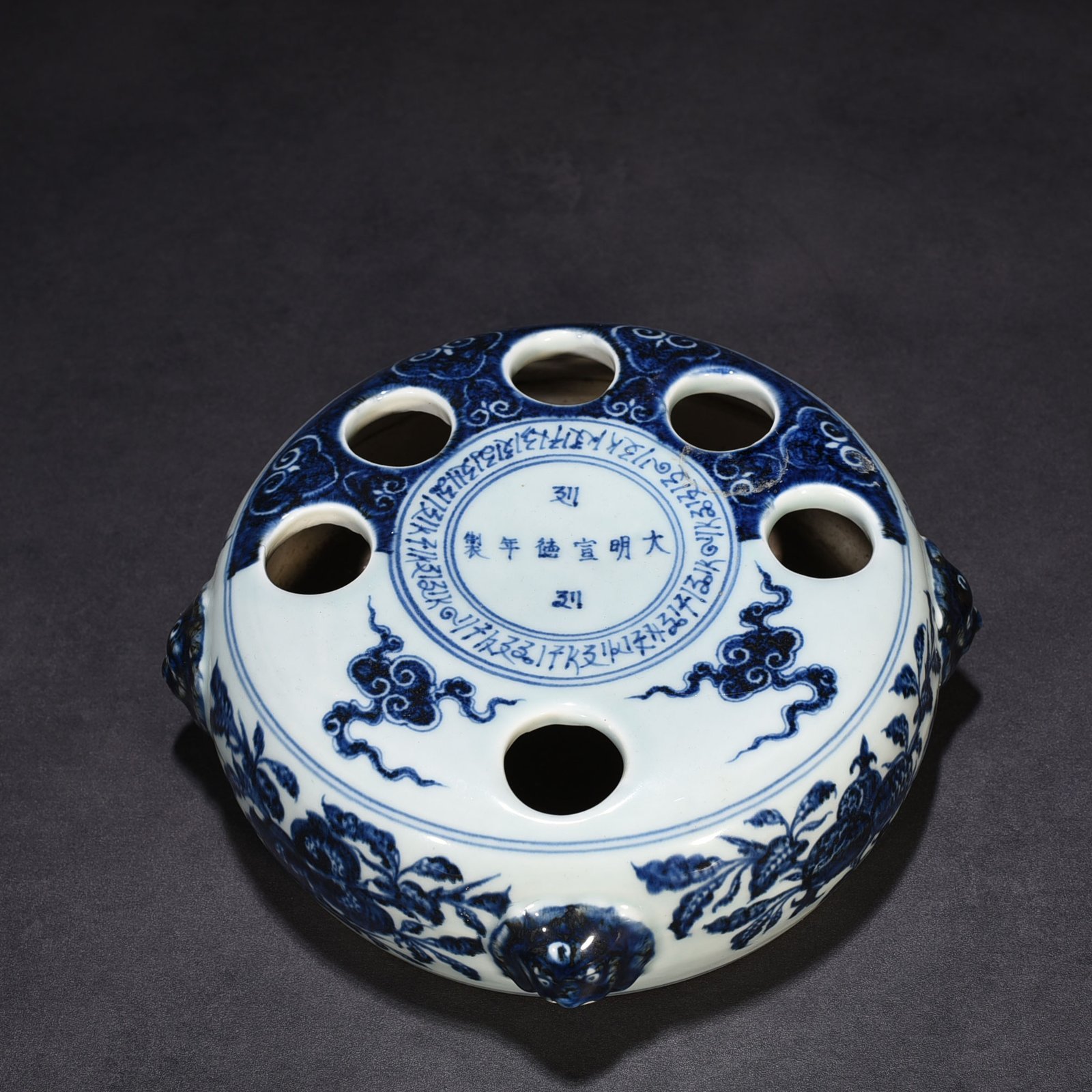 Ming Dynasty Xuande blue and white flower arrangement with broken branches and floral