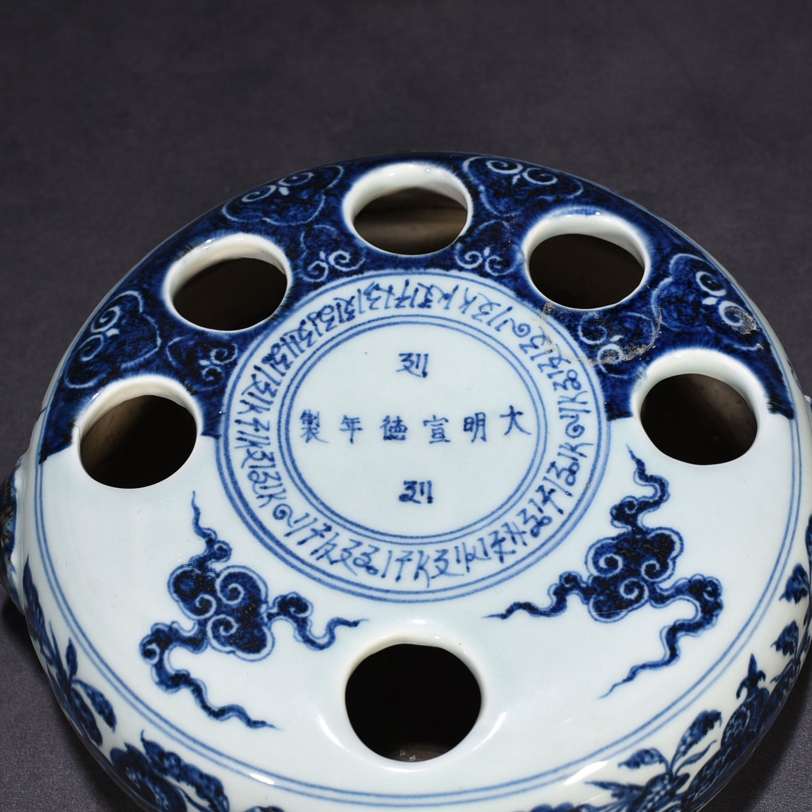 Ming Dynasty Xuande blue and white flower arrangement with broken branches and floral