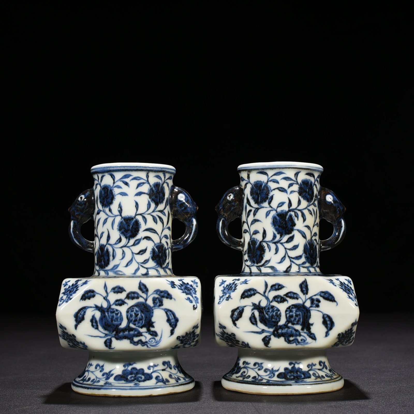 Ming Dynasty Xuande blue and white Japanese horn vase with broken branches flowers