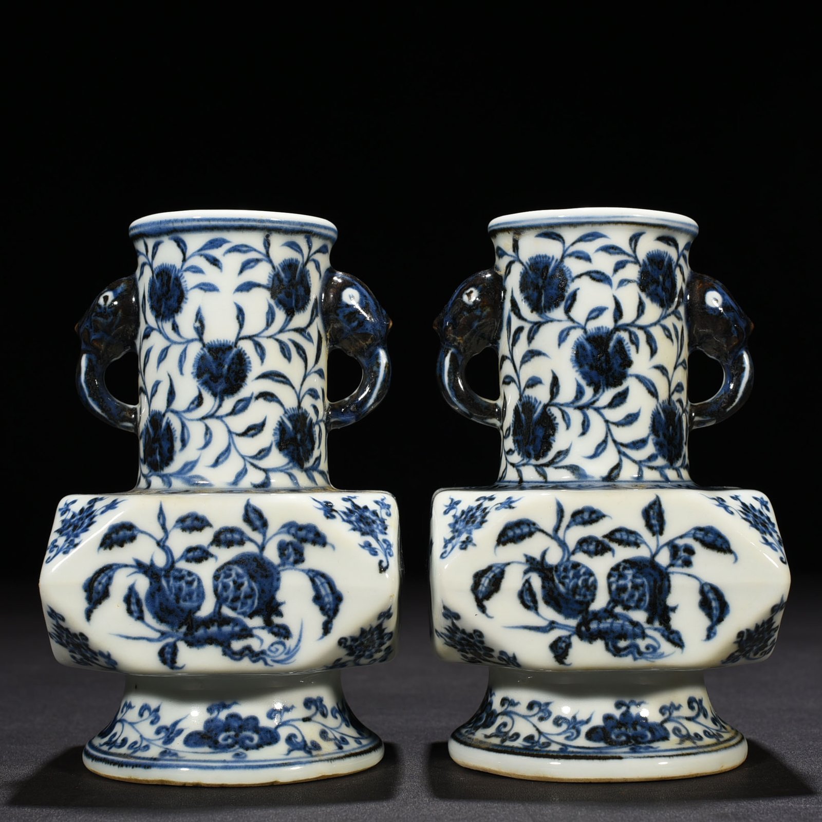 Ming Dynasty Xuande blue and white Japanese horn vase with broken branches flowers