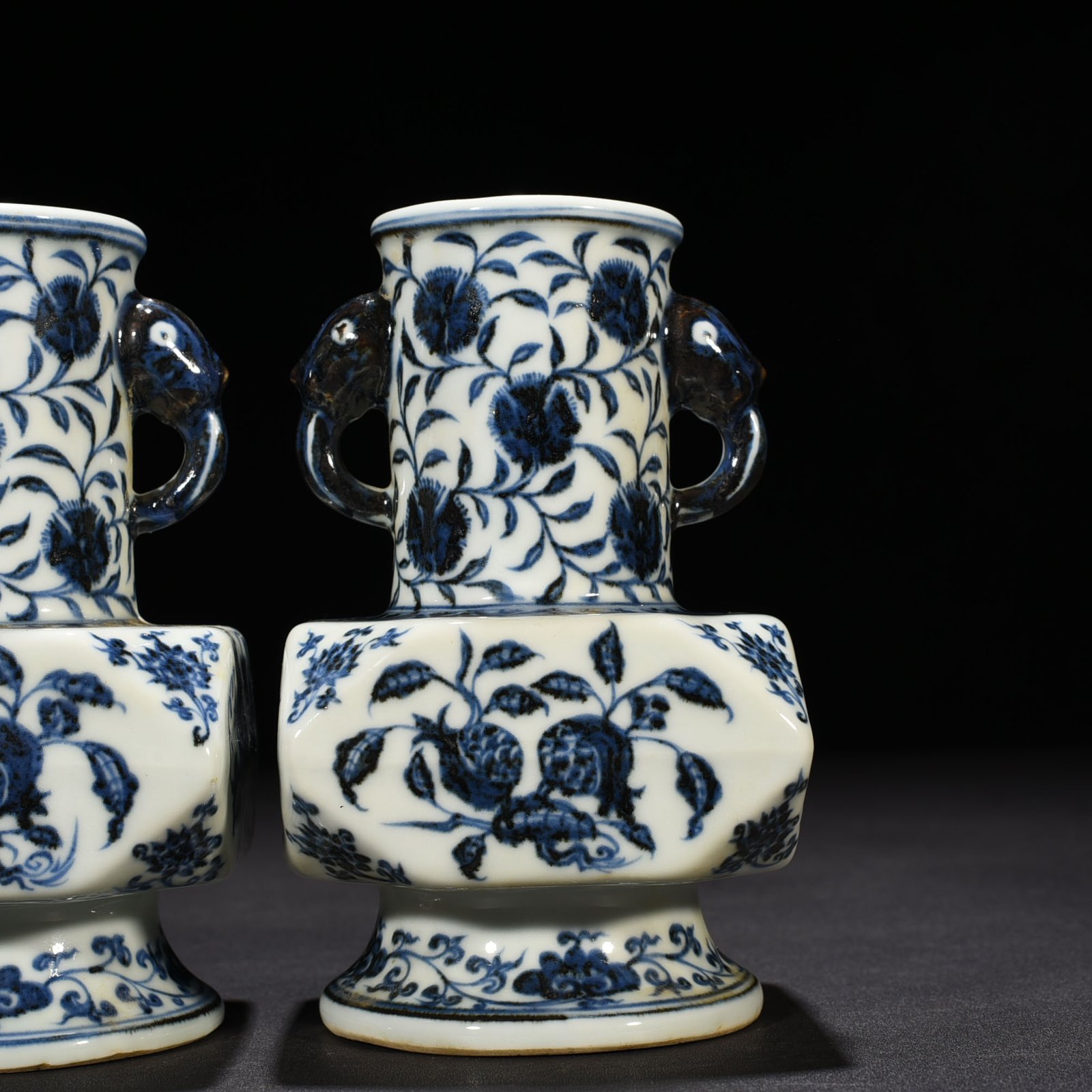 Ming Dynasty Xuande blue and white Japanese horn vase with broken branches flowers