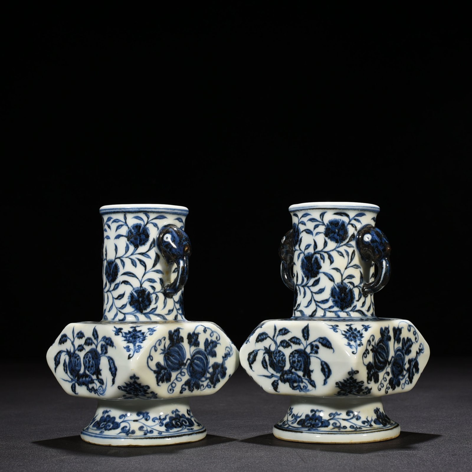 Ming Dynasty Xuande blue and white Japanese horn vase with broken branches flowers