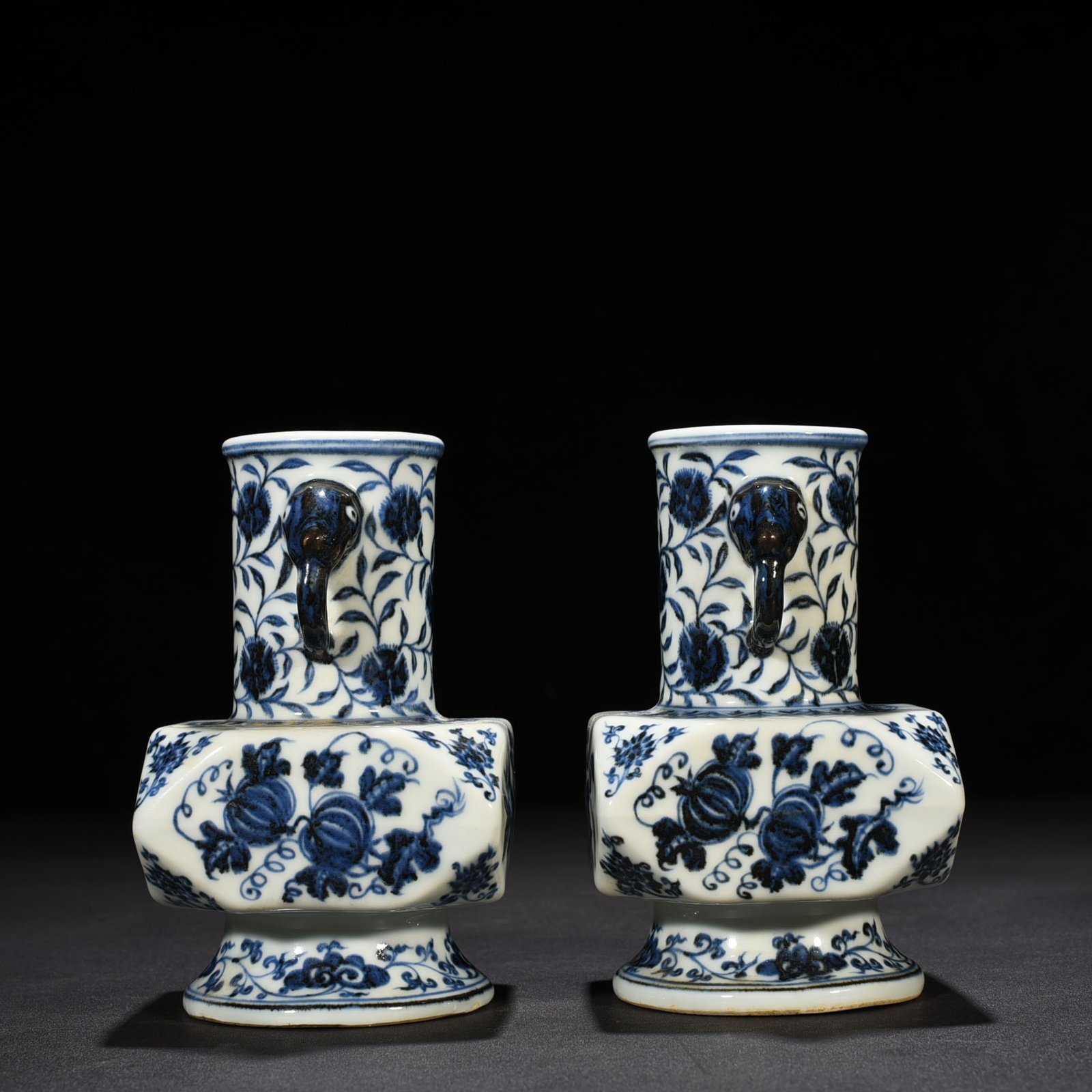 Ming Dynasty Xuande blue and white Japanese horn vase with broken branches flowers