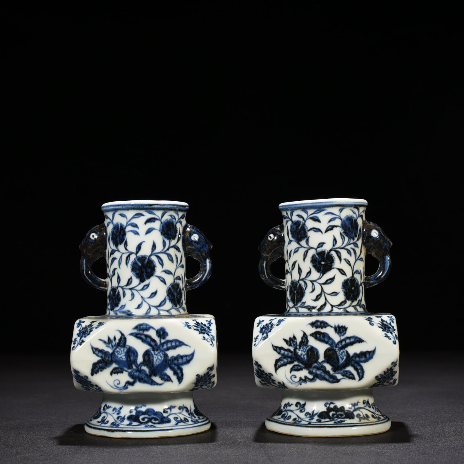 Ming Dynasty Xuande blue and white Japanese horn vase with broken branches flowers
