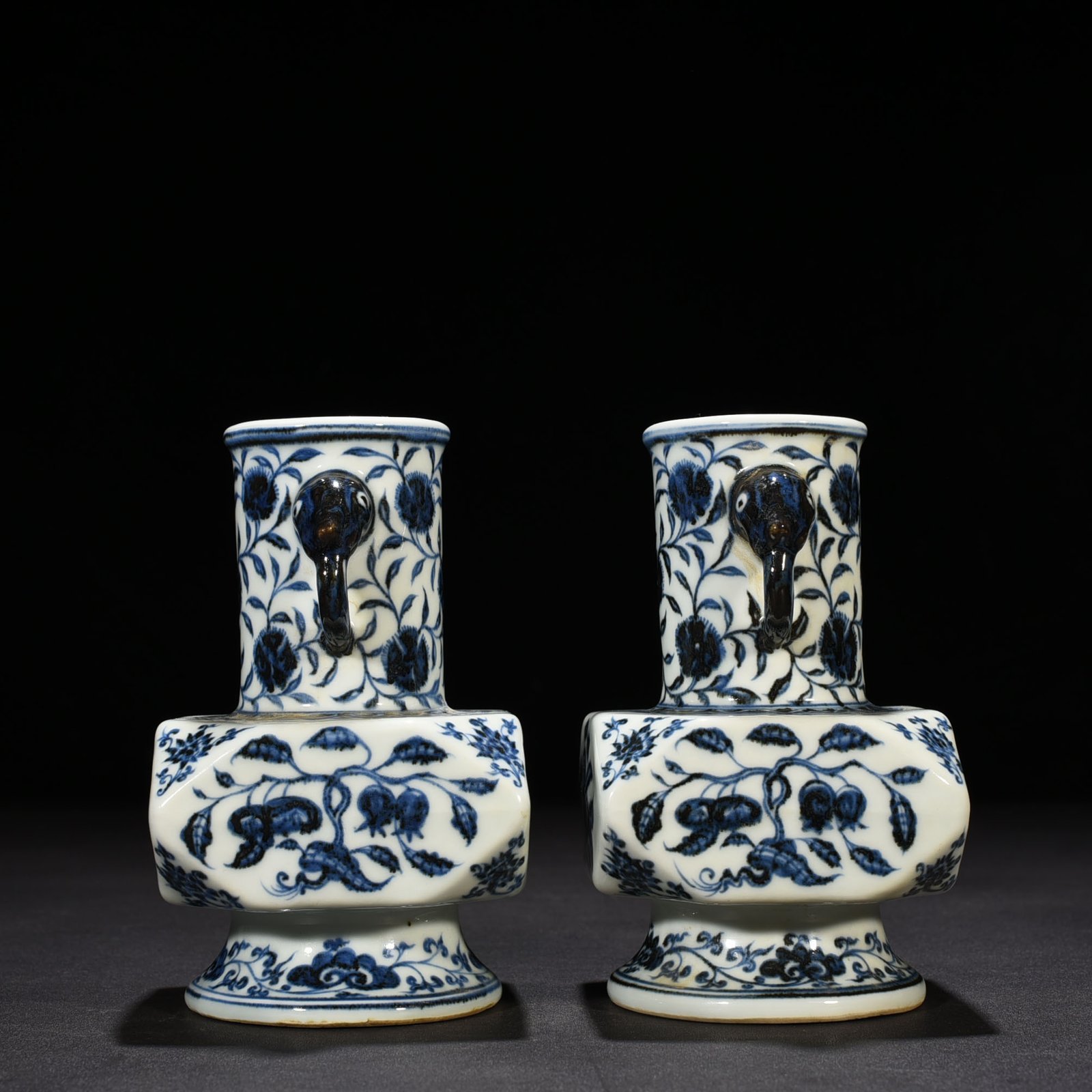 Ming Dynasty Xuande blue and white Japanese horn vase with broken branches flowers