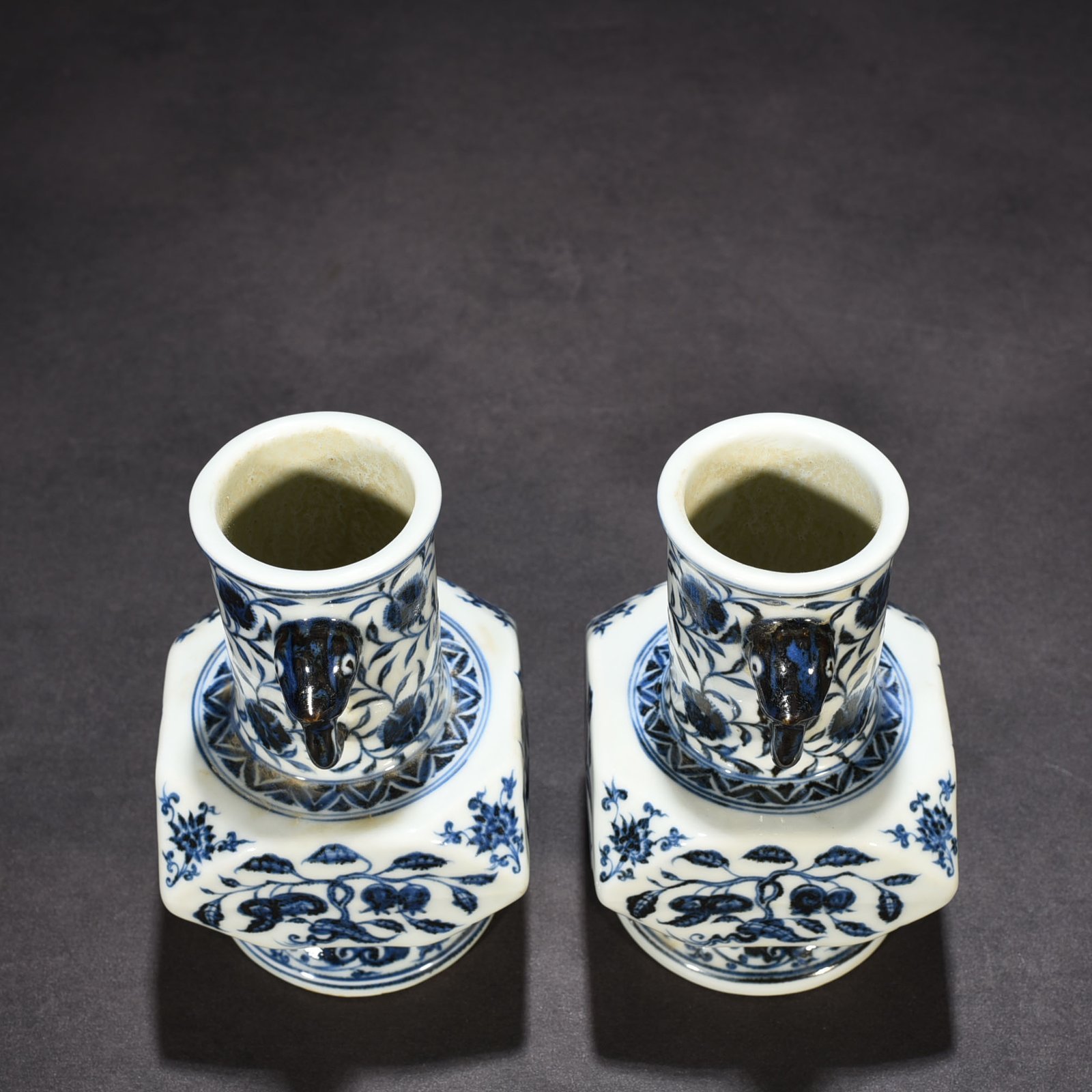 Ming Dynasty Xuande blue and white Japanese horn vase with broken branches flowers
