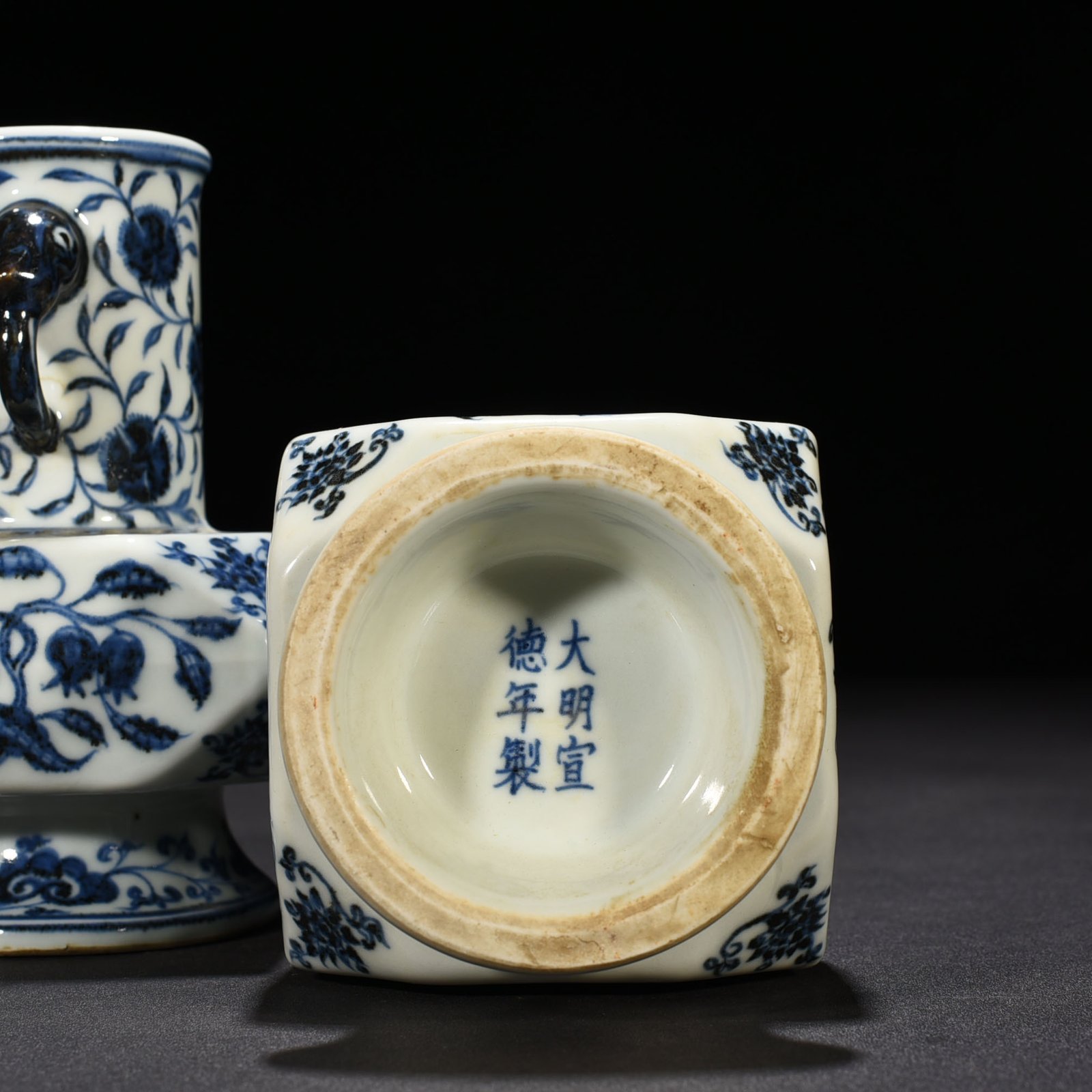 Ming Dynasty Xuande blue and white Japanese horn vase with broken branches flowers
