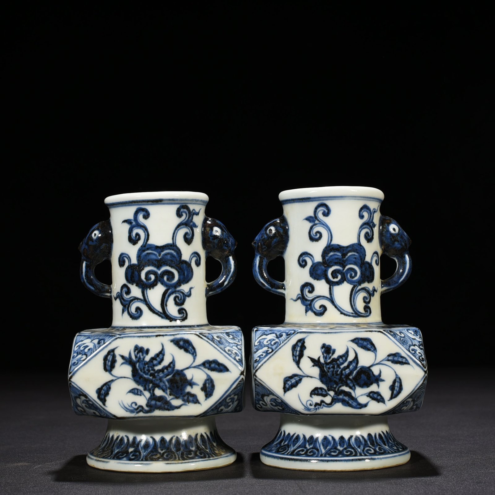 Ming Dynasty Xuande blue and white Japanese horn vase with folded branches flowers and fruits