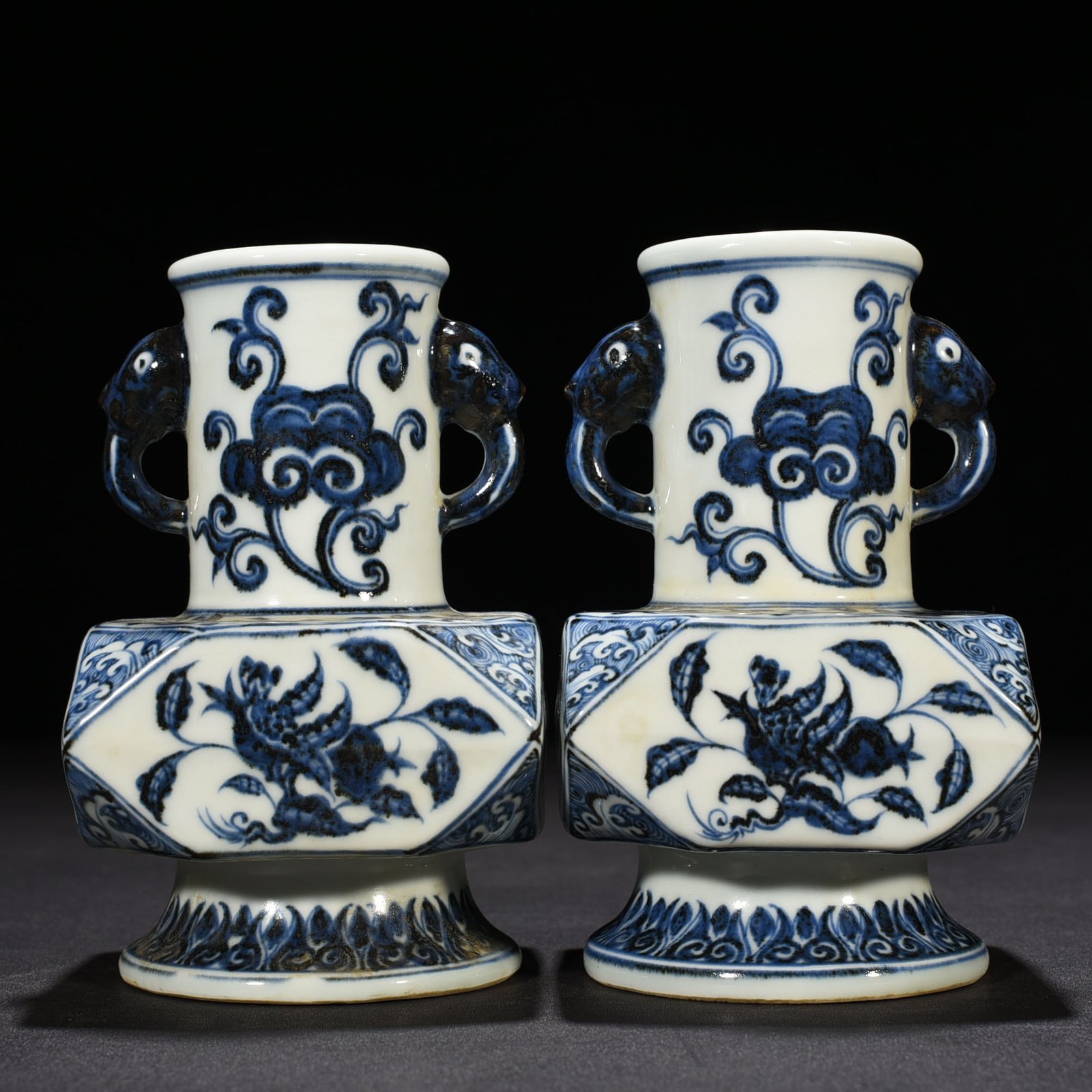 Ming Dynasty Xuande blue and white Japanese horn vase with folded branches flowers and fruits