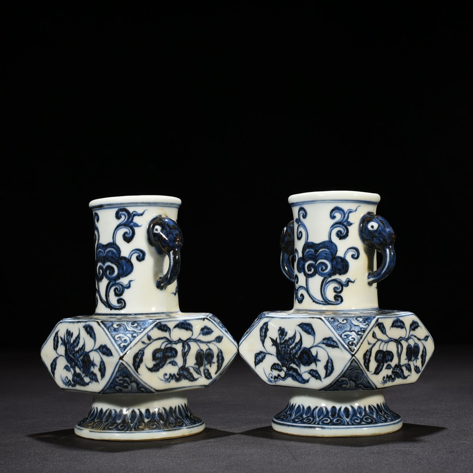 Ming Dynasty Xuande blue and white Japanese horn vase with folded branches flowers and fruits