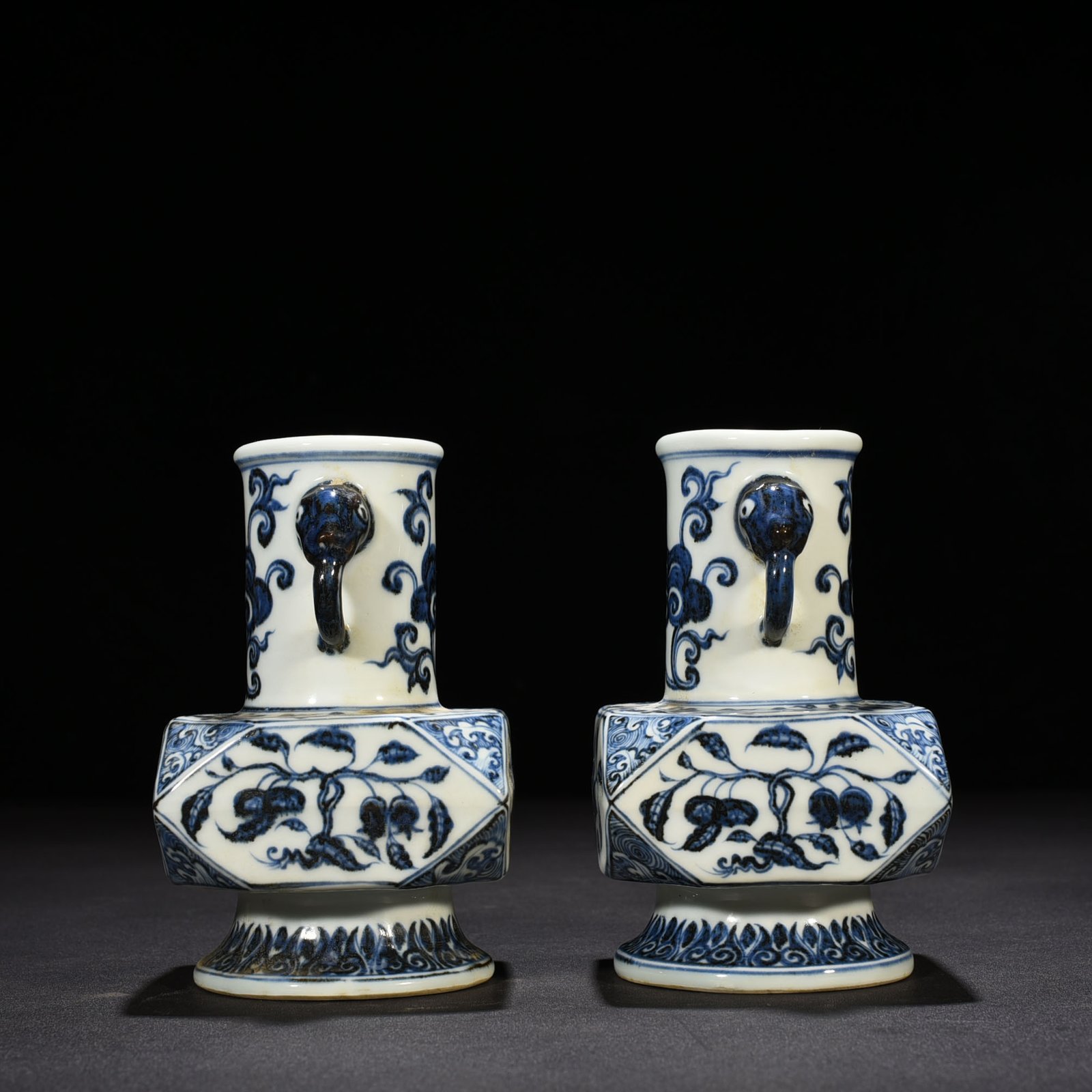 Ming Dynasty Xuande blue and white Japanese horn vase with folded branches flowers and fruits