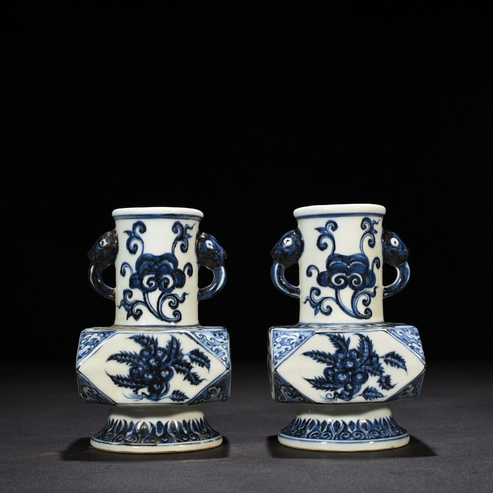 Ming Dynasty Xuande blue and white Japanese horn vase with folded branches flowers and fruits