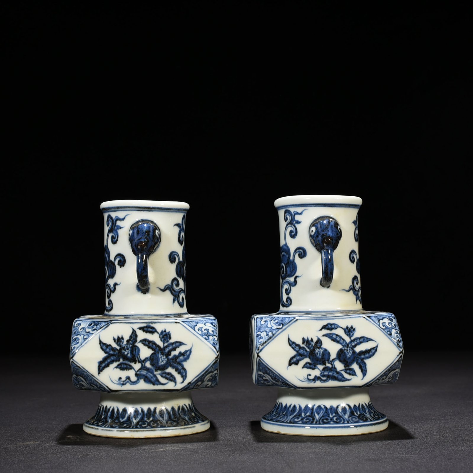 Ming Dynasty Xuande blue and white Japanese horn vase with folded branches flowers and fruits
