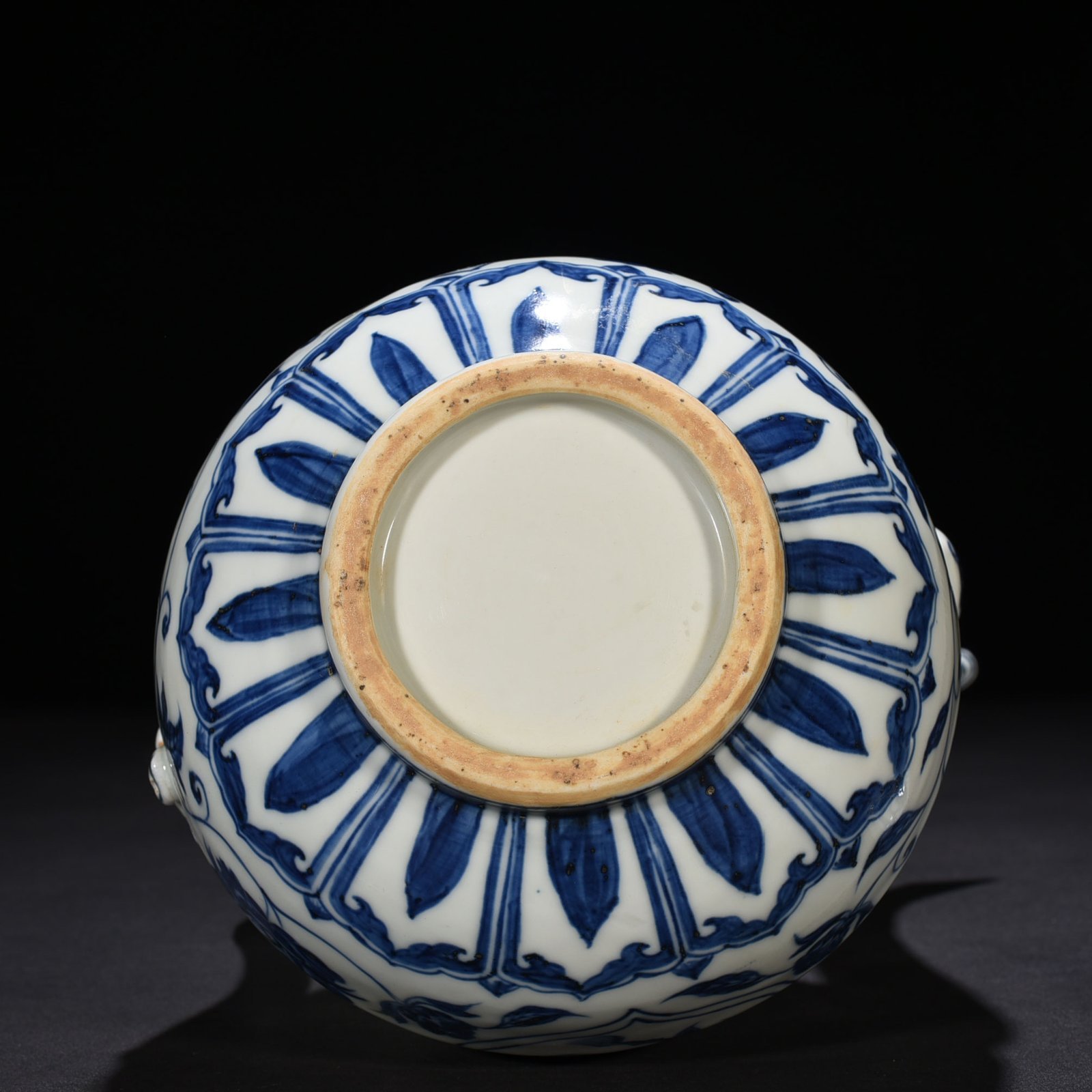Ming Dynasty Xuande blue and white ewer with broken branches flowers and fruits