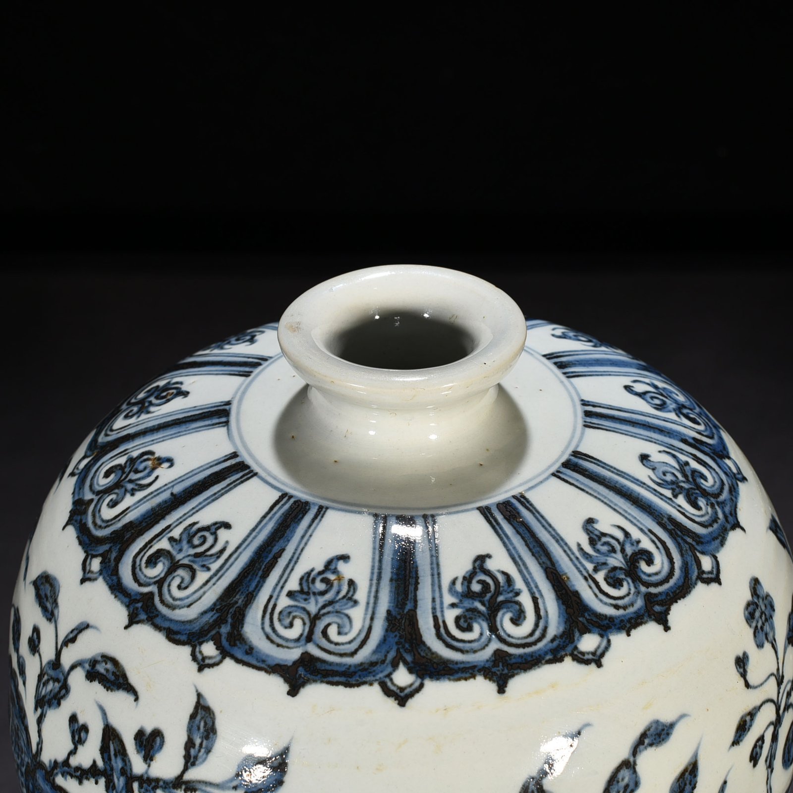 Ming Dynasty Xuande blue and white plum vase with broken branches flowers and fruits