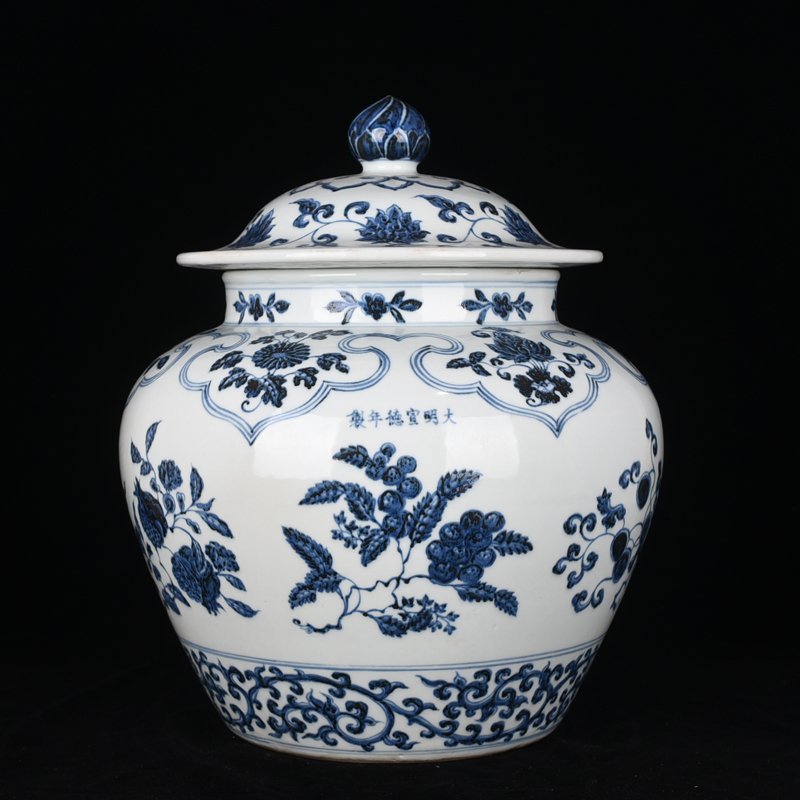 Ming Dynasty Xuande blue and white covered jar with broken branch flower and fruit