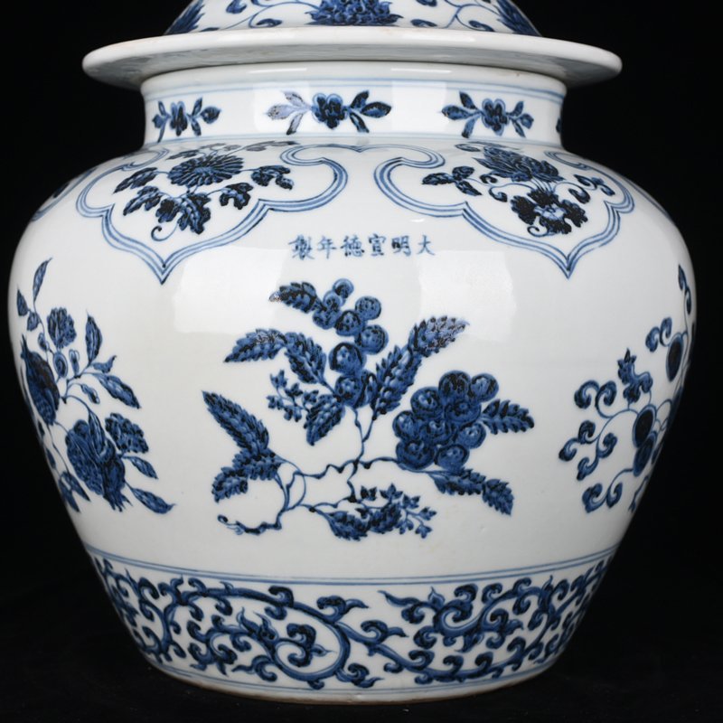 Ming Dynasty Xuande blue and white covered jar with broken branch flower and fruit