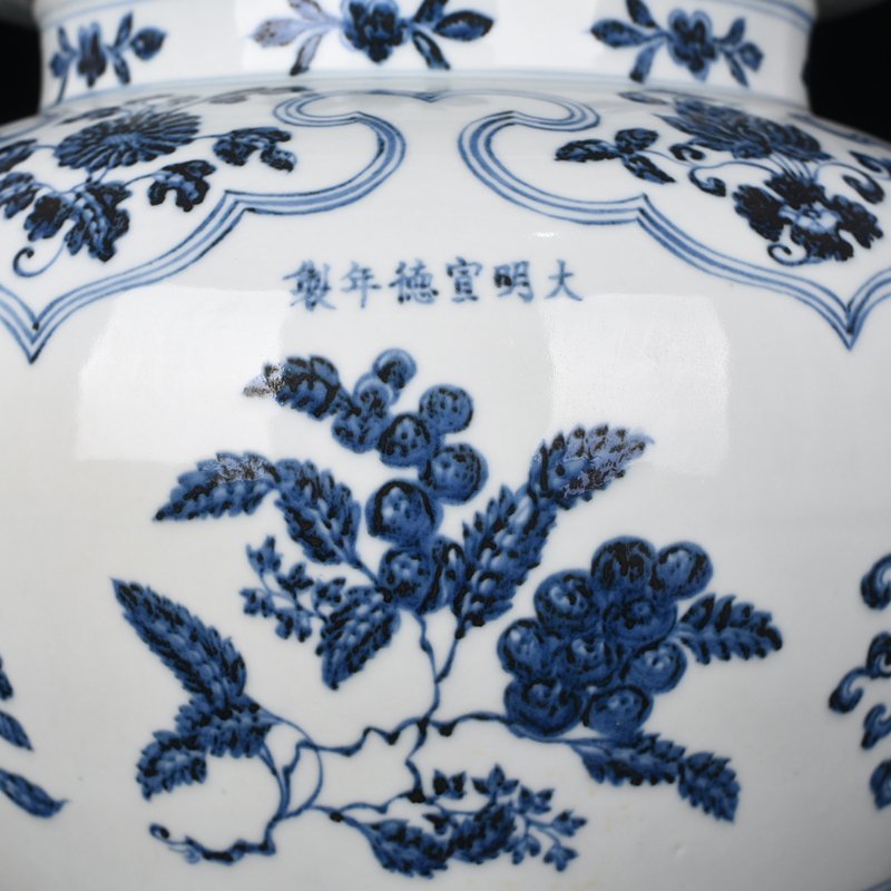 Ming Dynasty Xuande blue and white covered jar with broken branch flower and fruit