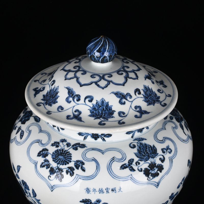 Ming Dynasty Xuande blue and white covered jar with broken branch flower and fruit