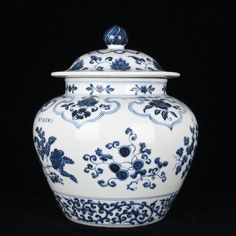 Ming Dynasty Xuande blue and white covered jar with broken branch flower and fruit